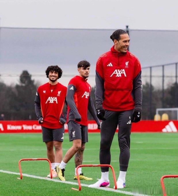 再添一名埃及球员参加利物浦一线队训练18岁的埃及球员艾哈迈德首次加入利物浦一线队