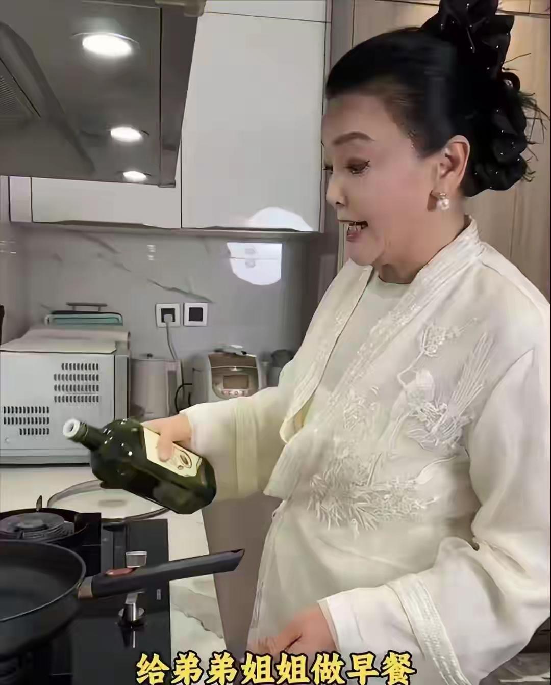 汪小菲儿女回家过寒假，张兰成了最忙的人汪小菲一对儿女回家过寒假了，最高兴的莫过于