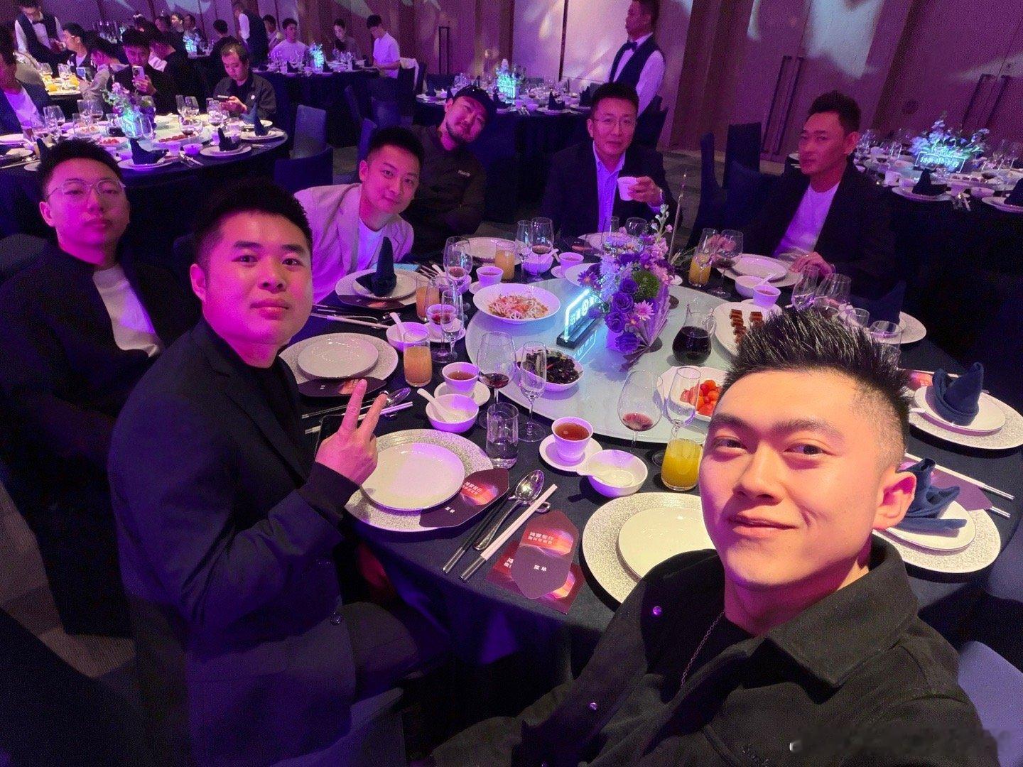 今天大家怎么都穿的跟结婚一样深圳·深圳康莱德酒店