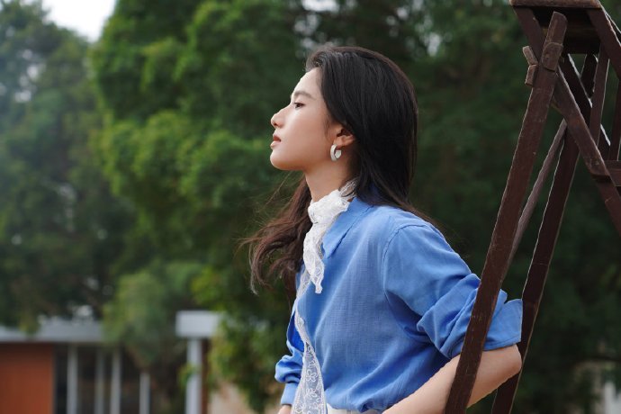 张婧仪优雅蓝调 张婧仪优雅蓝调，张婧仪侧拍花絮照，蓝色衬衫蕾丝丝巾，优雅的成熟女