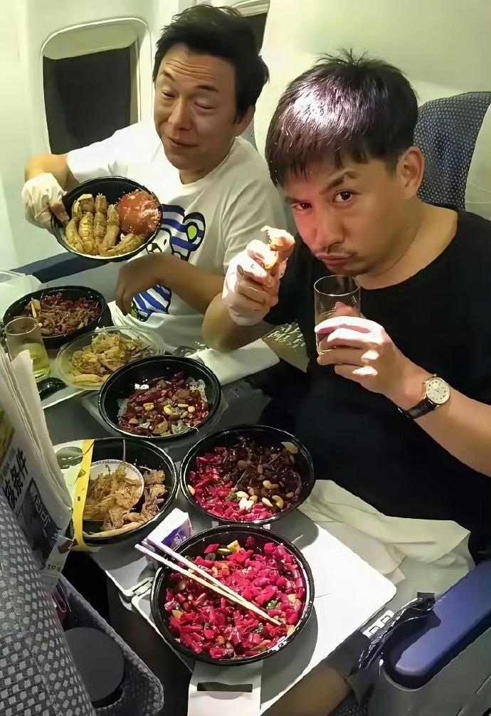 黄渤、黄磊飞机上这般用餐，那味道估计不小，真担心会影响到其他乘客的乘机体验。 ​