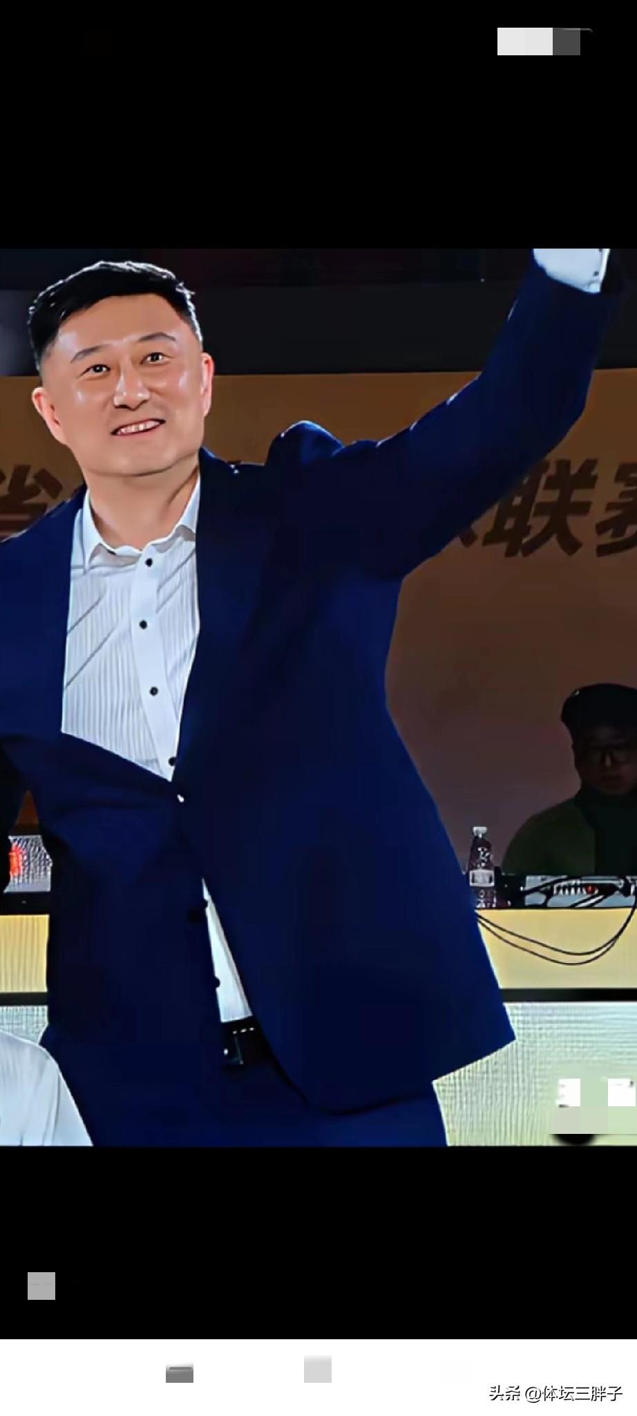 如果杜峰聪明点，现在趁广东男篮联赛排名还是第三名，赶紧主动辞职溜了，这才是聪明无