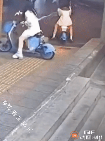 美女啊
咱倒车的时候
好歹得向后看一下啊
这下长记性了吧[笑哭]