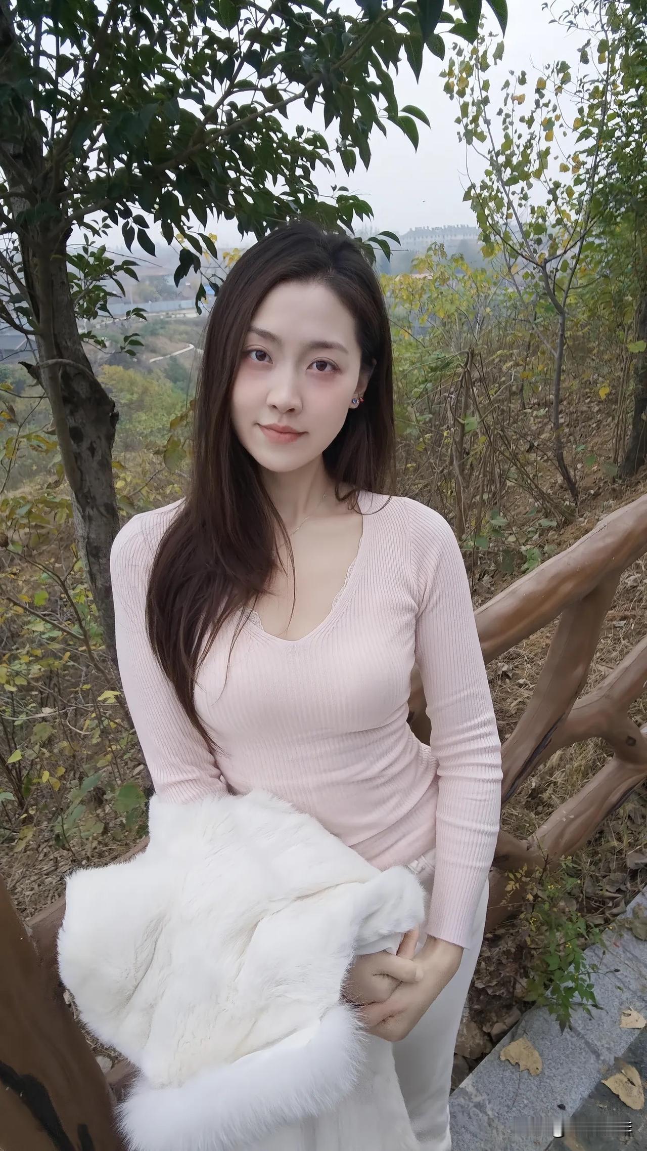 秋日森林中的温柔少女温柔美少女 秋日少女照 温柔感美女 温柔少女 梦幻森林少女 