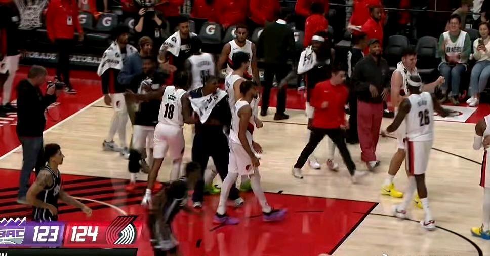 谁说咱打不了NBA！从夏联到季前赛，杨瀚森最大的优点就是球商和适应能力。
开拓者