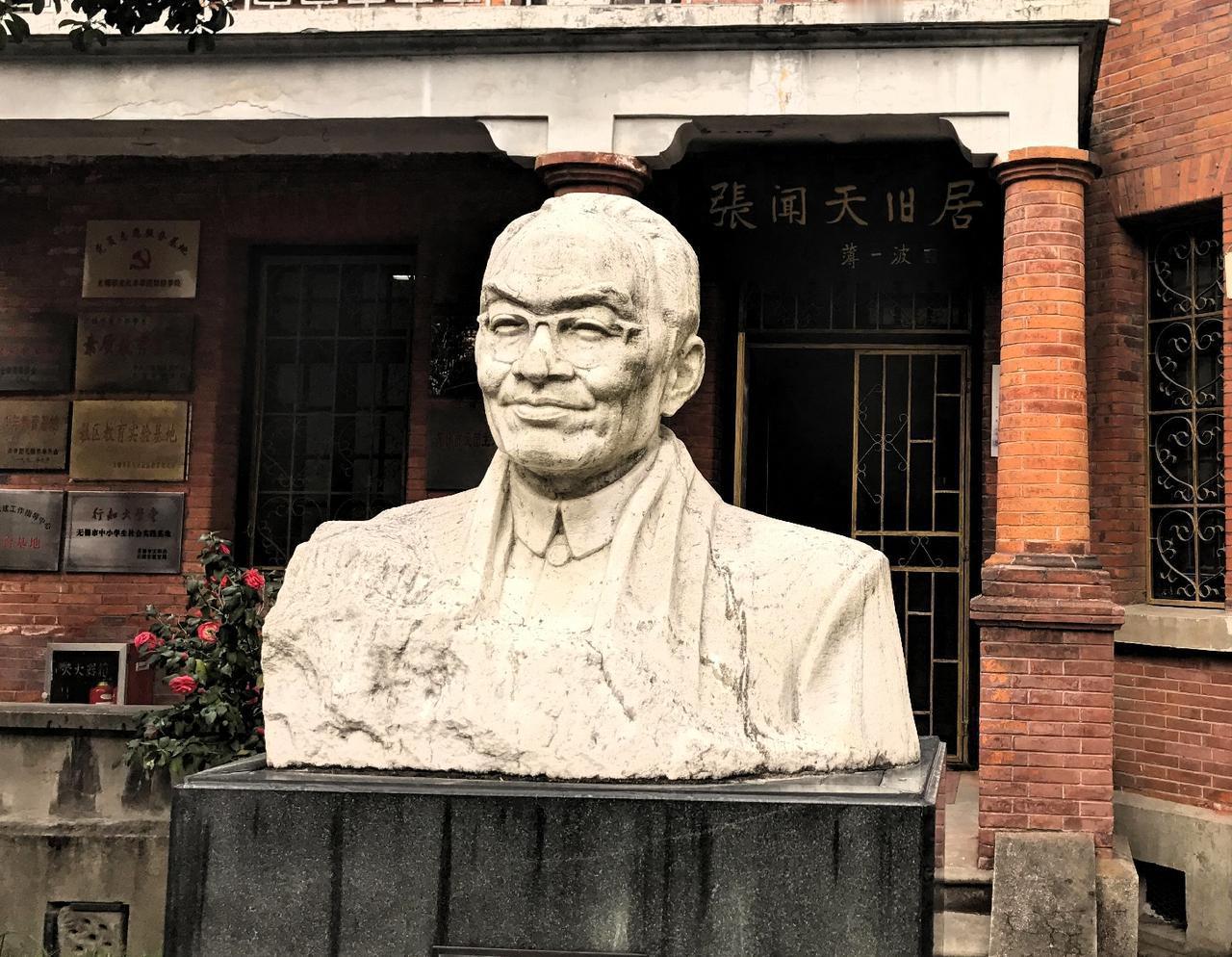 1976年7月1日，伟大的无产阶级革命家张闻天在无锡病逝，终年七十六岁。早年他身