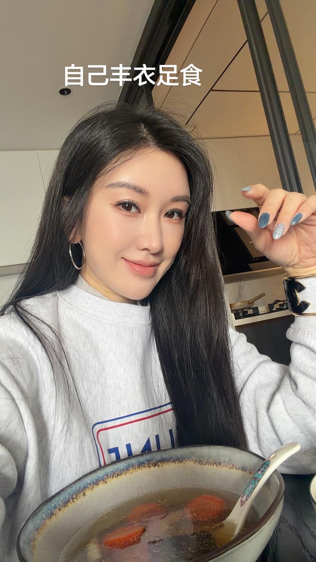 我只想把自己的小日子过得有声有色， 只想把自己养得越来越快乐、平静， ...