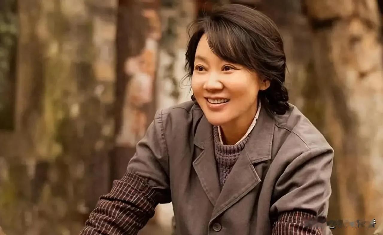 你爸妈偏心你弟弟，
咱俩结婚时，
就添了个脸盆和热水瓶，
你弟弟结婚时，
你妈居