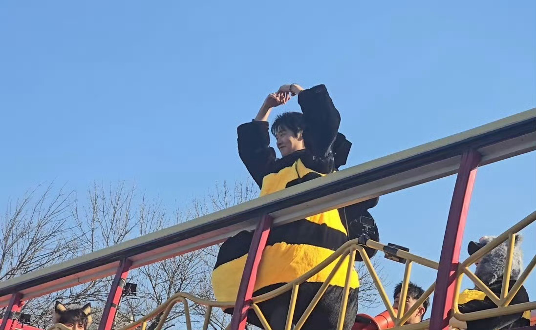 魏大勋一个卖力跳一个卖力叫魏大勋在花车上卖力跳粉丝们在车下卖力叫，这何尝不是一种