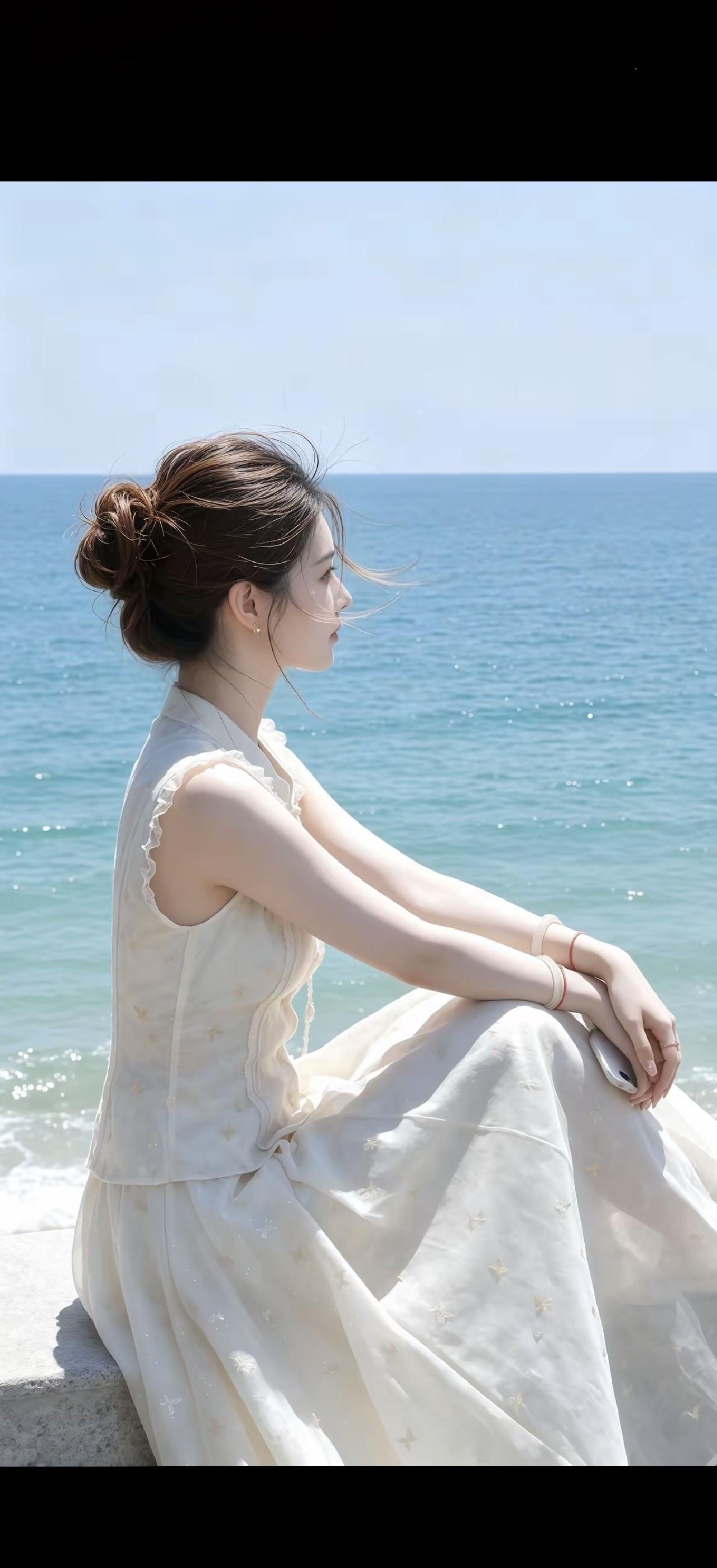 碧海潮生处，佳人倚栏时。
