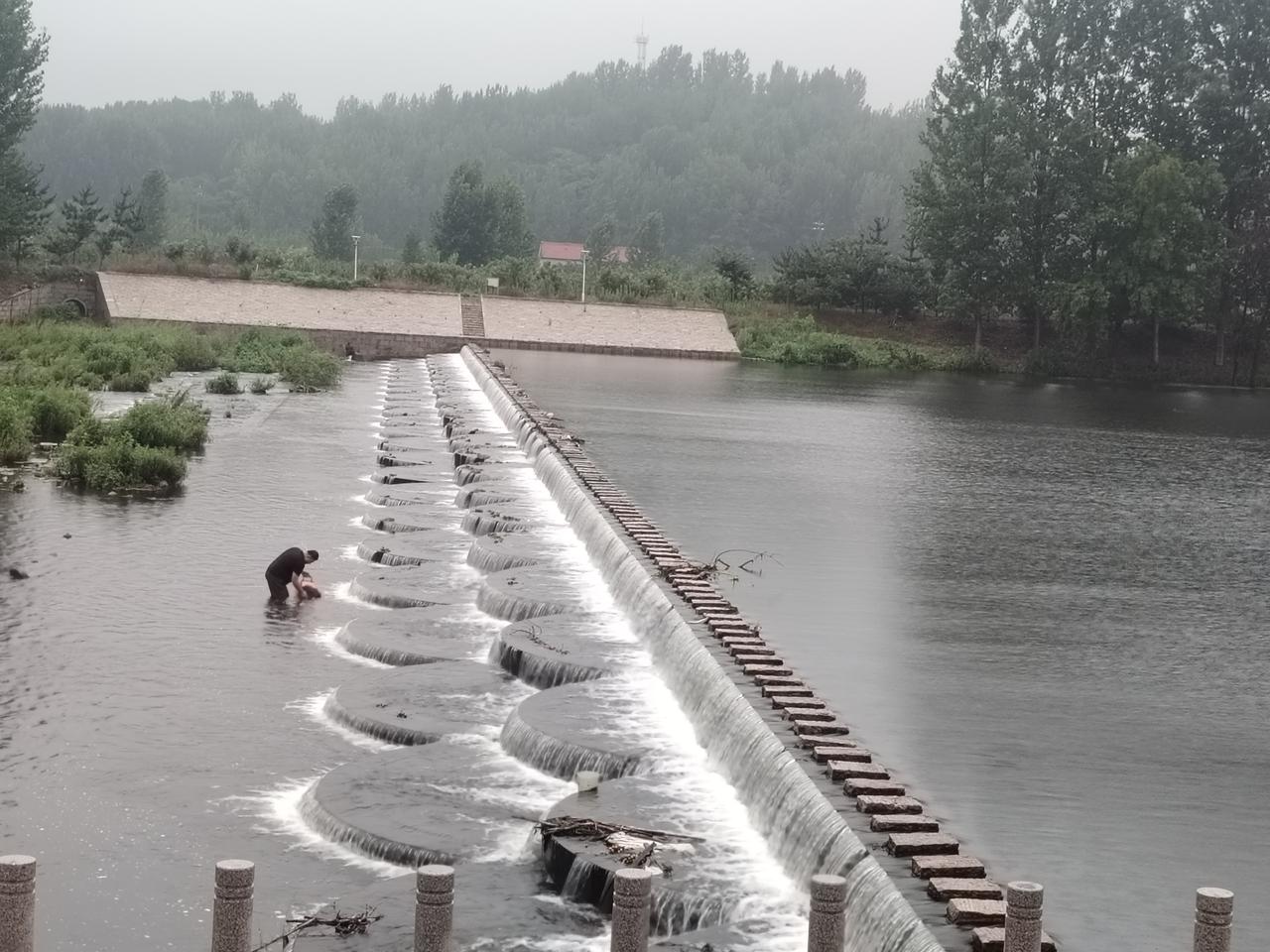 一一兔哥
雨中的三庄河，水流浪花舞，湖光山色美不胜收。
山东日照市东港区三庄镇滨