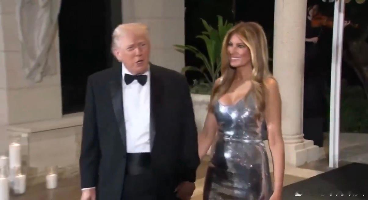 ‼️特朗普和第一夫人抵达海湖庄园参加新年庆祝活动。特朗普说他对2026年的愿望是