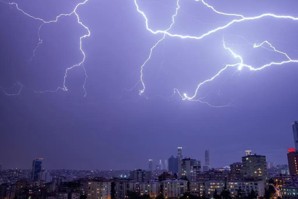 《古人流传下来的下雨经验》
1、东南打雷：难下雨；
2、东北打雷：下不大；
3、