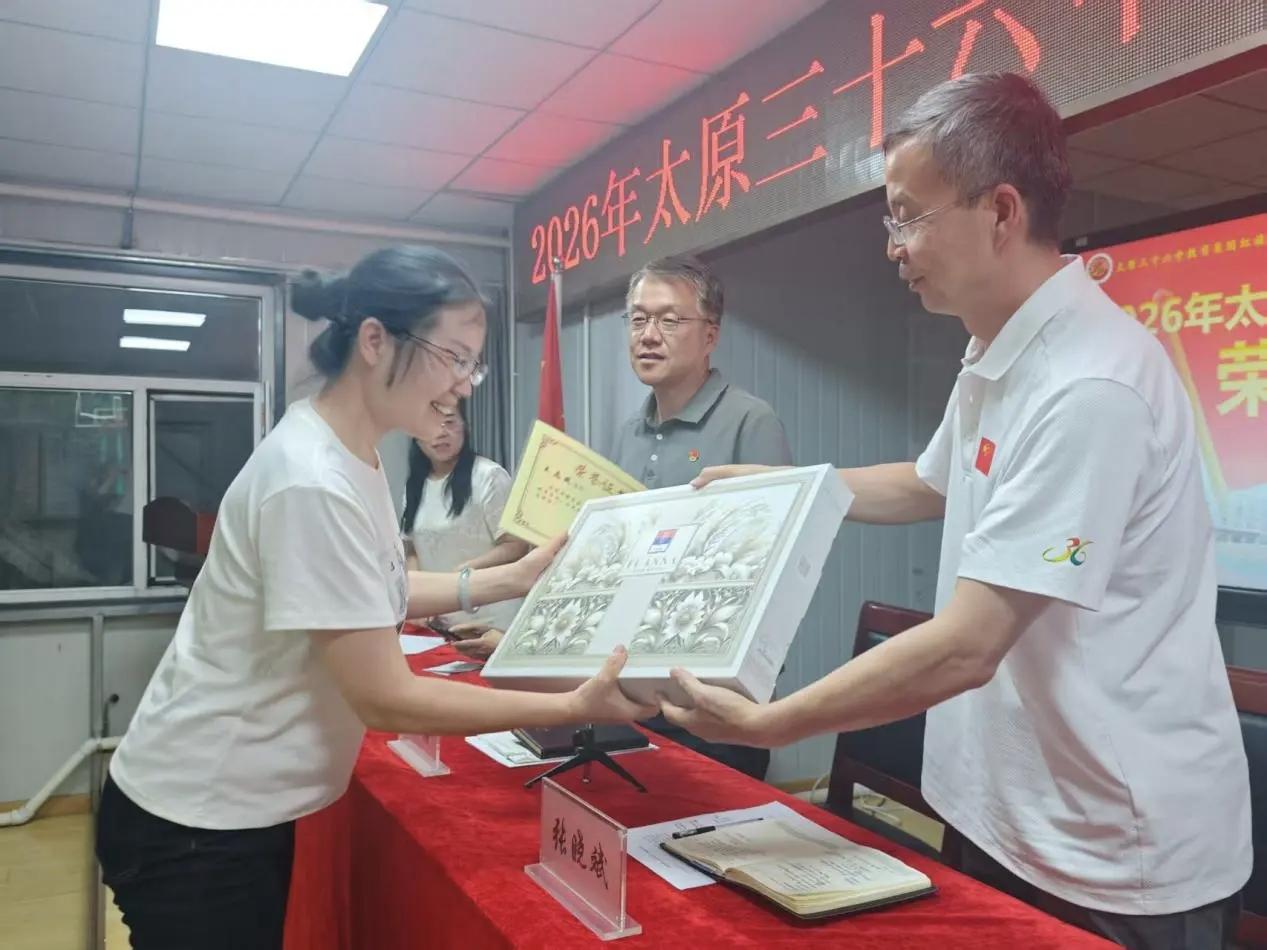 太原三十六中教育集团红旗校区7月6日举行王志凤老师荣休仪式！