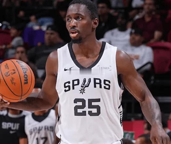 11月21日讯 今日NBA常规赛，马刺主场以135-126击败老鹰，收获三连胜。