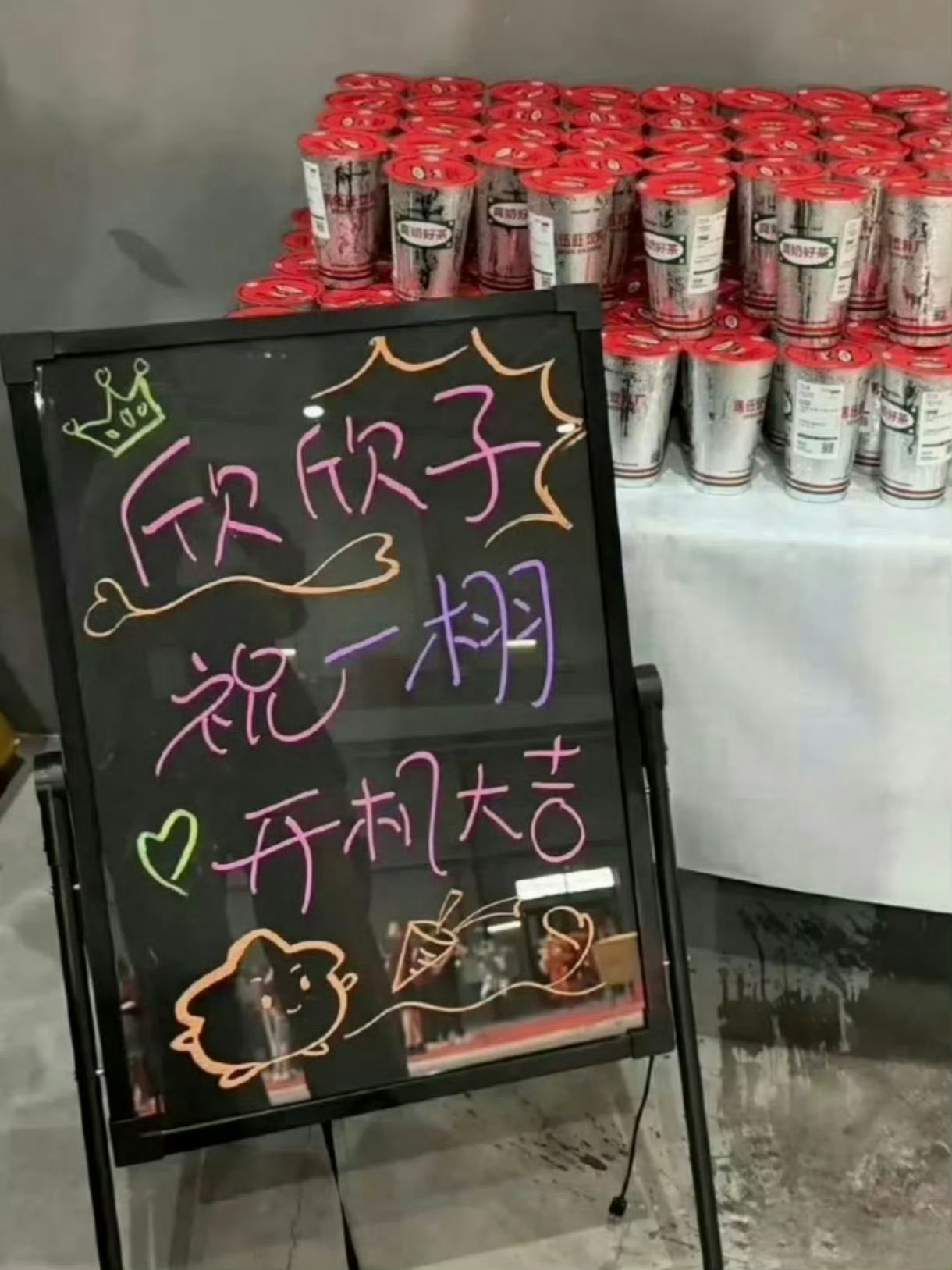 虞书欣丁禹兮请客来战剧组虞书欣泰国七天请客四次，对粉丝更是宠溺！大方不是一两天了