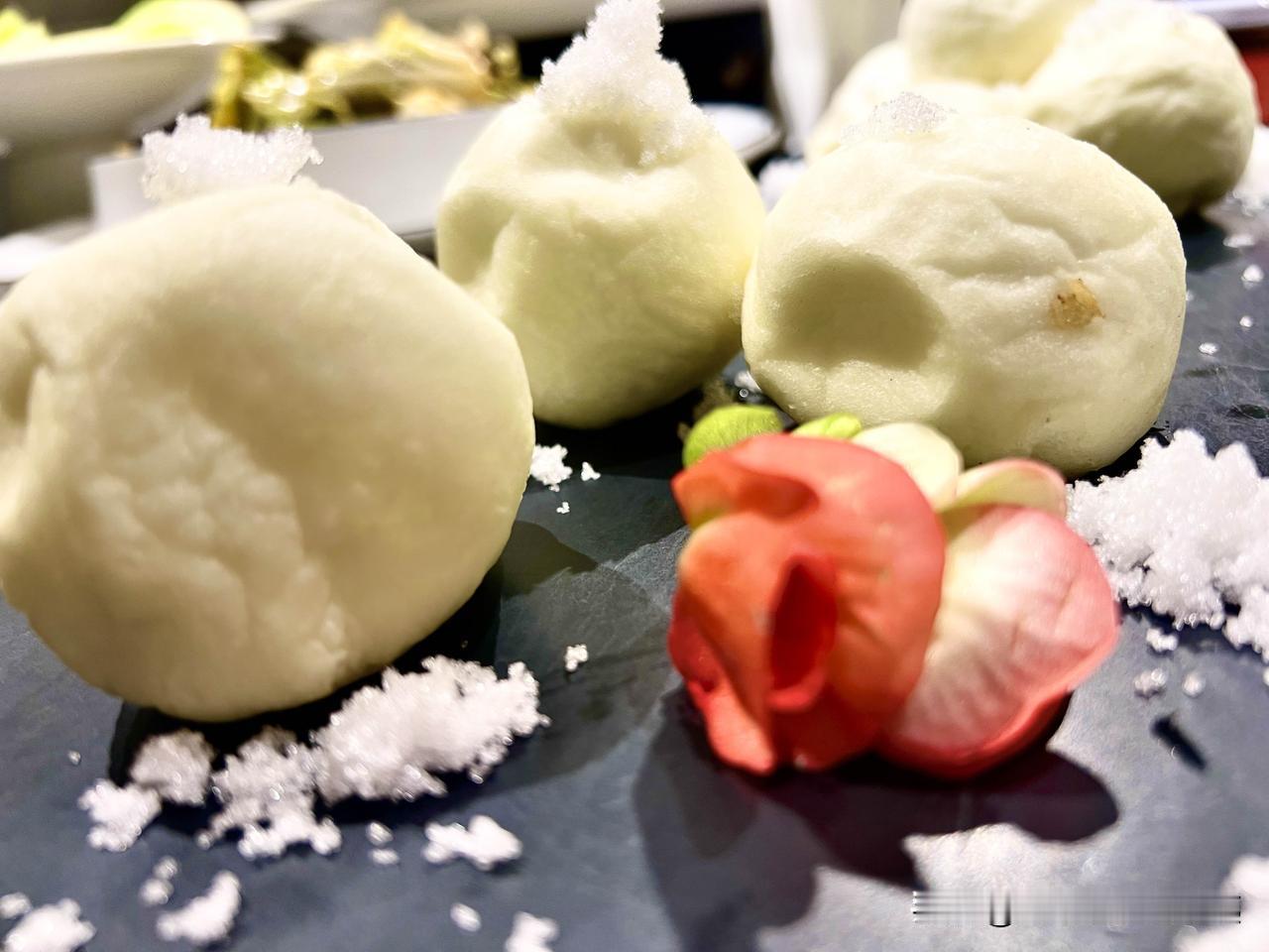 这道菜，谁还记得它的名字吗？
晚餐时，老板娘赠了这道菜，让人眼前一亮。
这菜在前