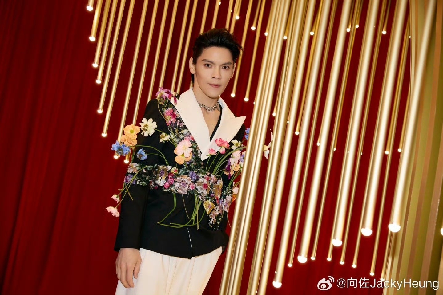 向佐腰间插了一圈鲜花 刷到向佐的穿搭图，腰间插满鲜花的设计让人眼前一亮。把硬朗和