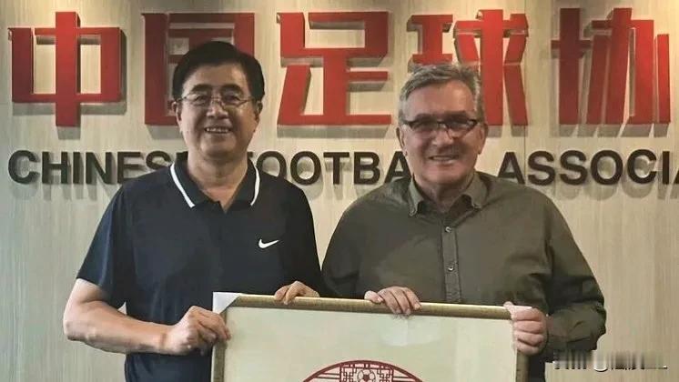 国足18强对手确定，摆在中国足协和伊万面前的只有两种选择:
  1、加速归化，奥