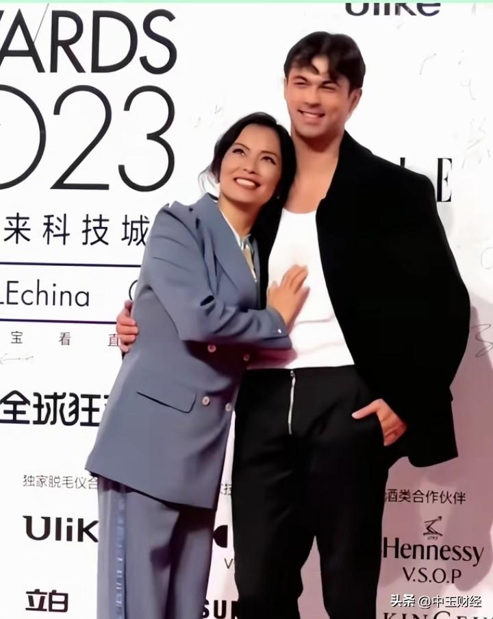 韦唯的儿子们已然长大成人！在合照中，母子间亲密无间，韦唯尽显青春活力，与身高19