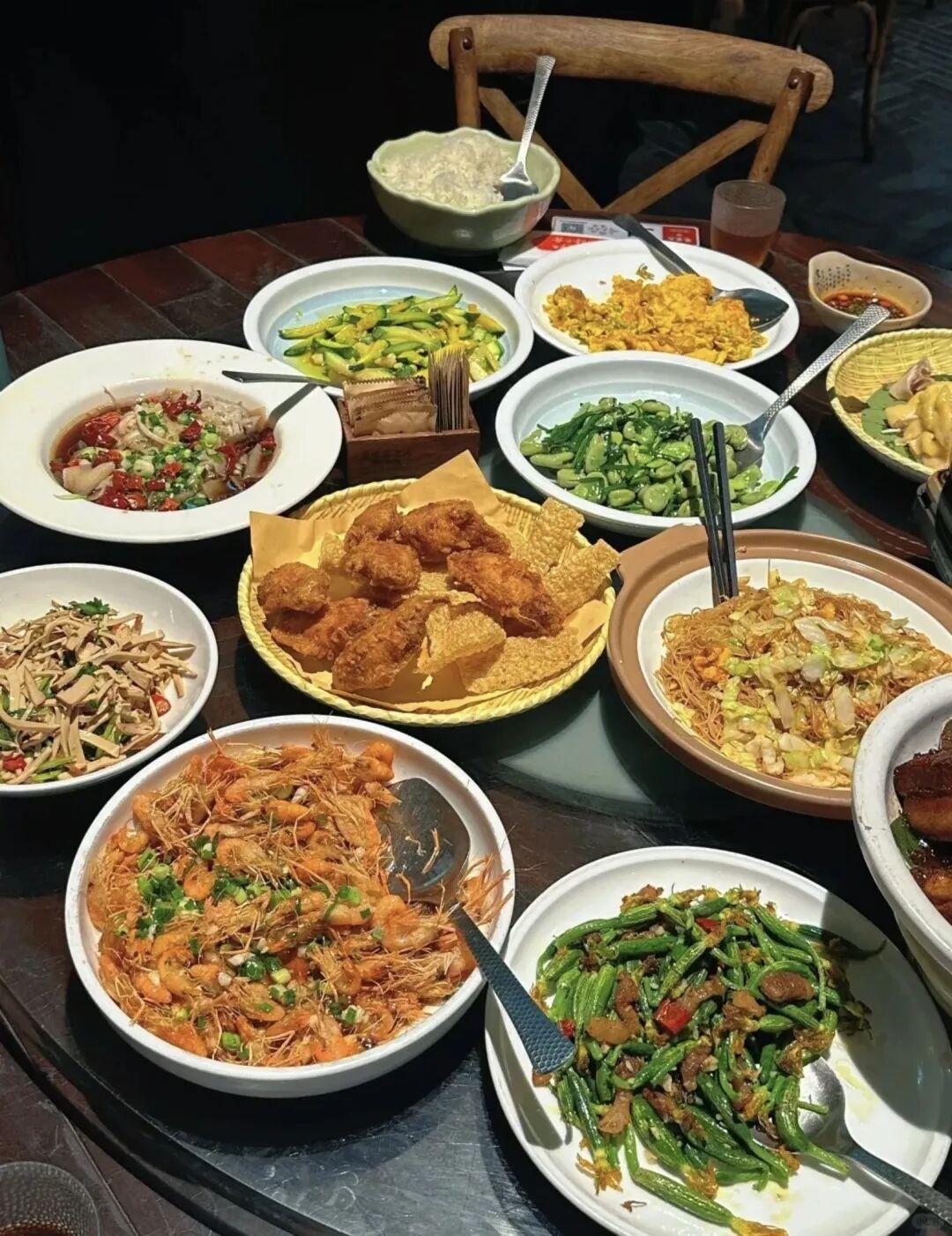 4月1日，浙江湖州一知名景区餐厅，两名游客消费86元遭店员嫌少。这事儿真让人无语