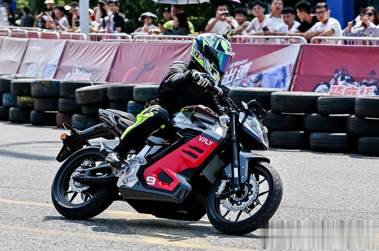 #2023中国摩博会#
#上懂车帝看摩博会# 
在众多摩友的见证下，飞越携三款新