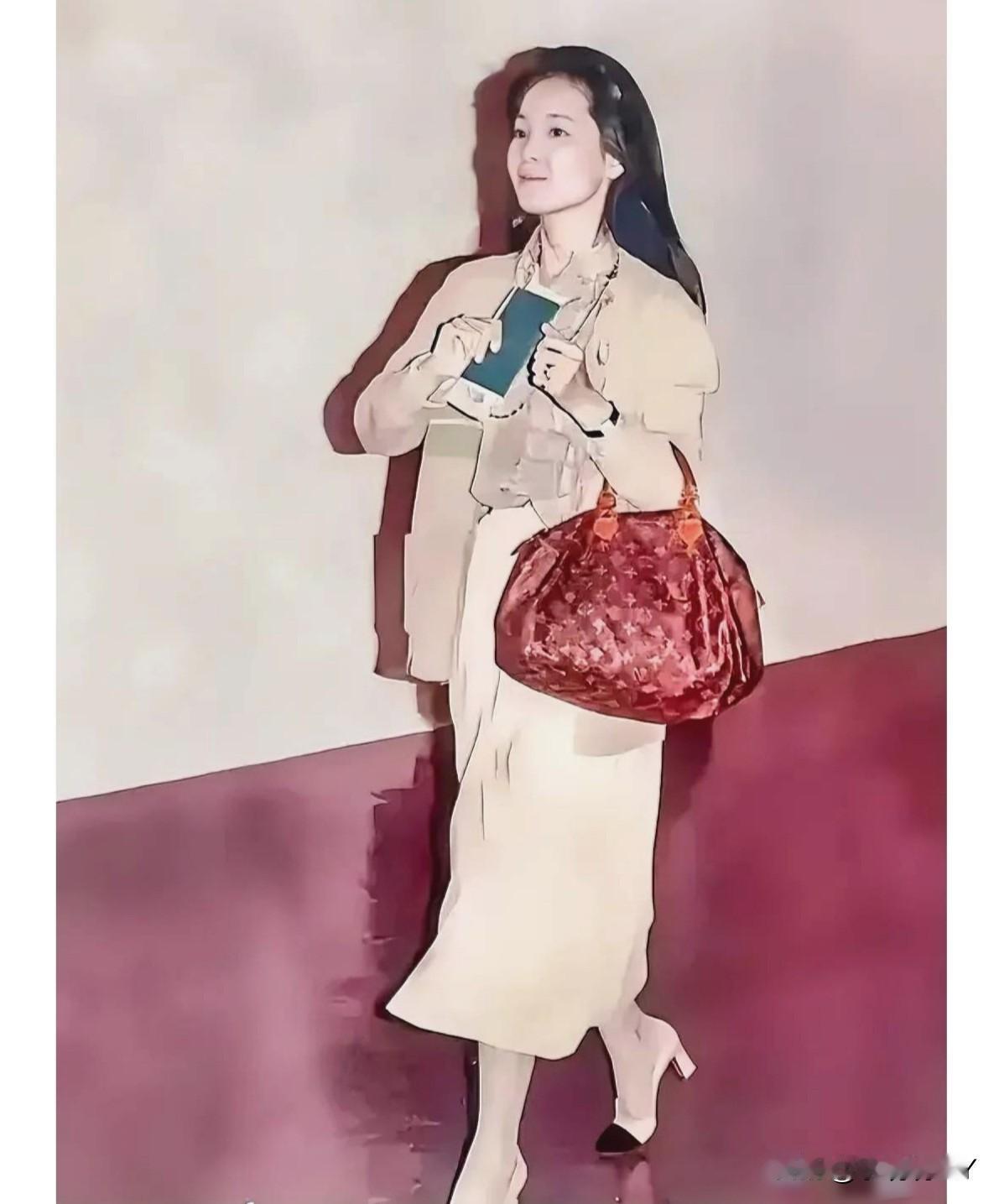 这张照片展现出了一代歌后邓丽君上世纪80年代初期在机场贵宾走廊急匆匆赶飞机的情景