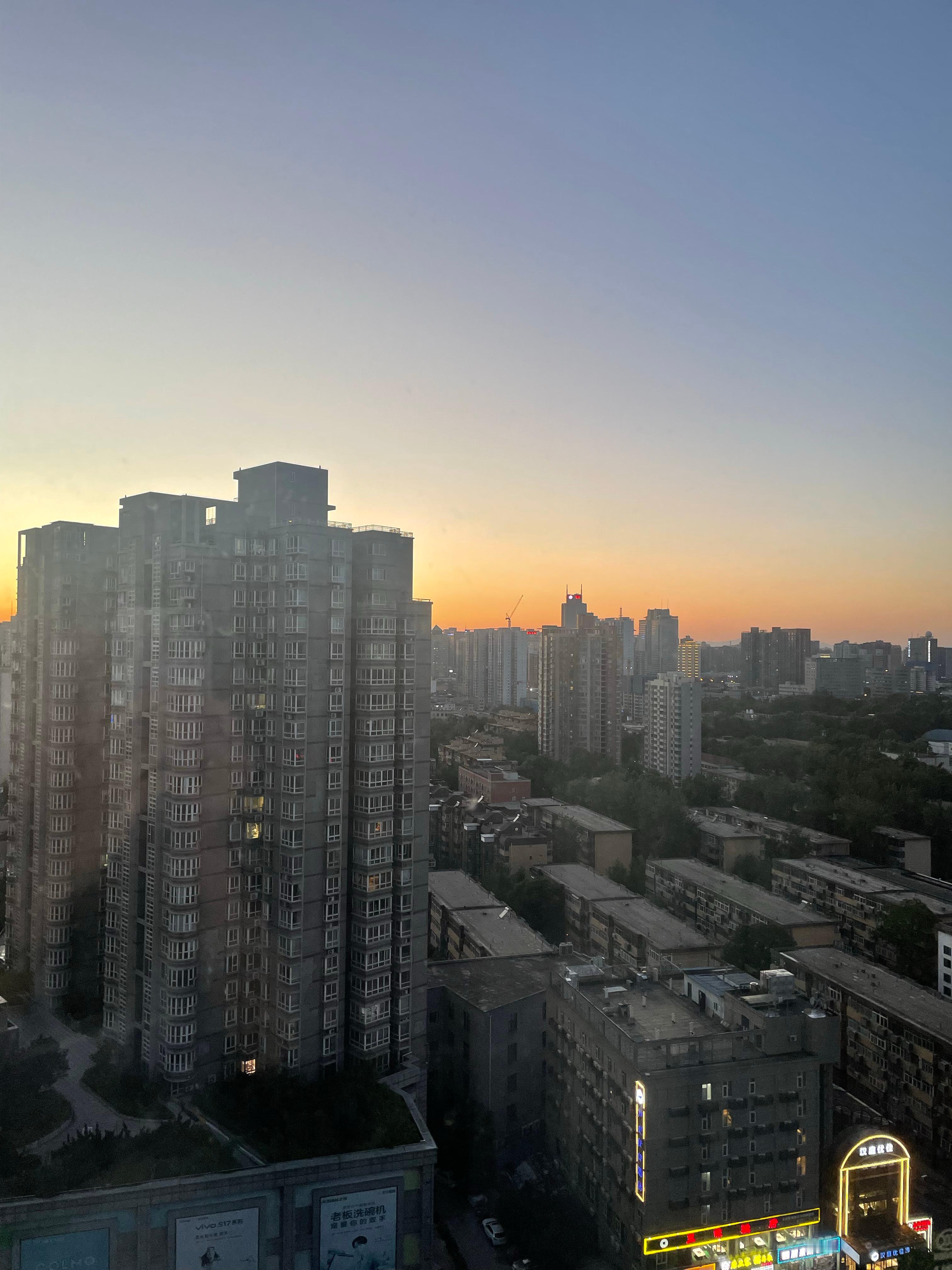 假期愉快✨坐飞机坐地铁，坐的真累，倒头就睡睡醒刚好看到美丽的落日（南方不到19点