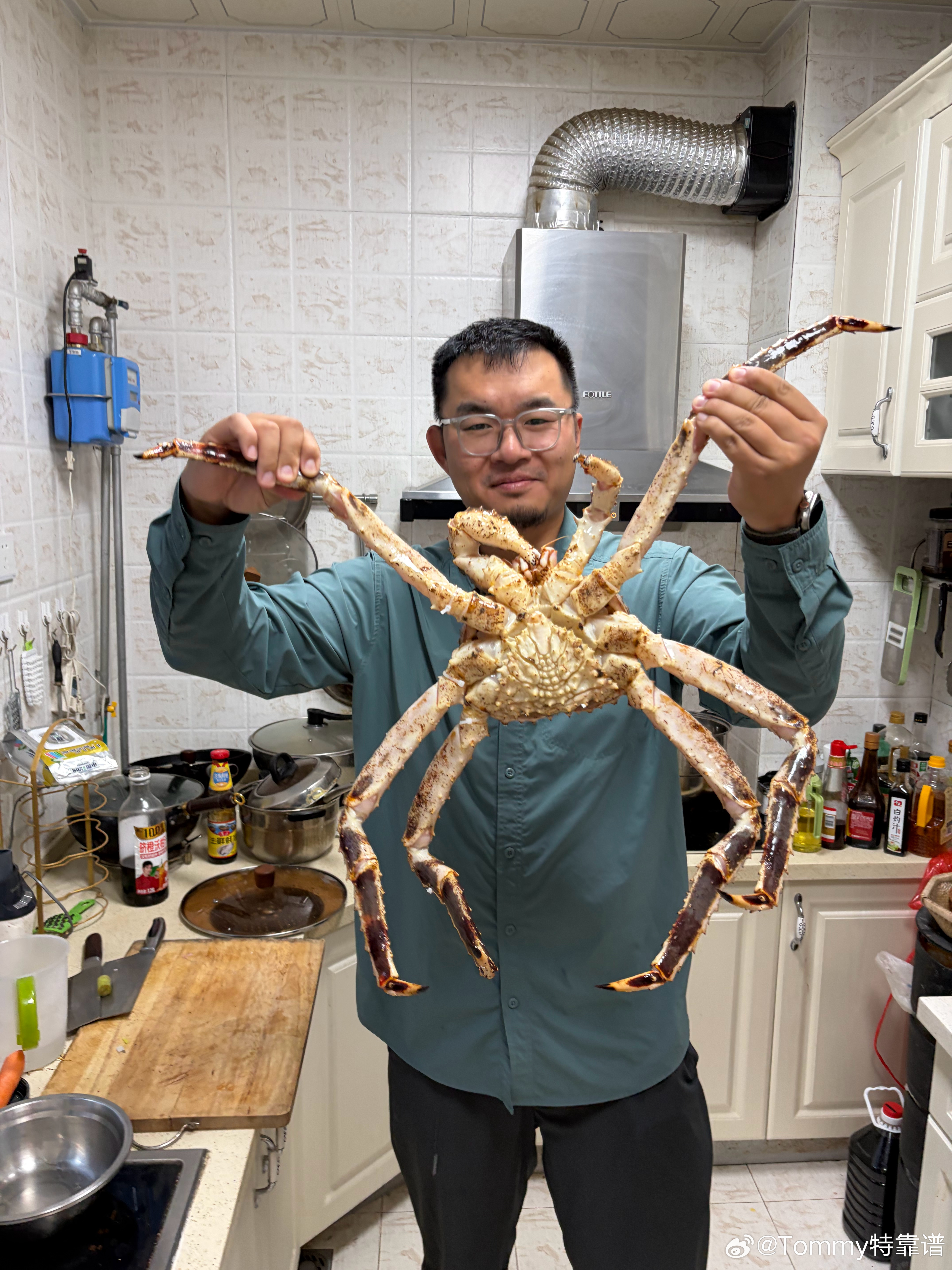 为啥一边只有三条腿啊 