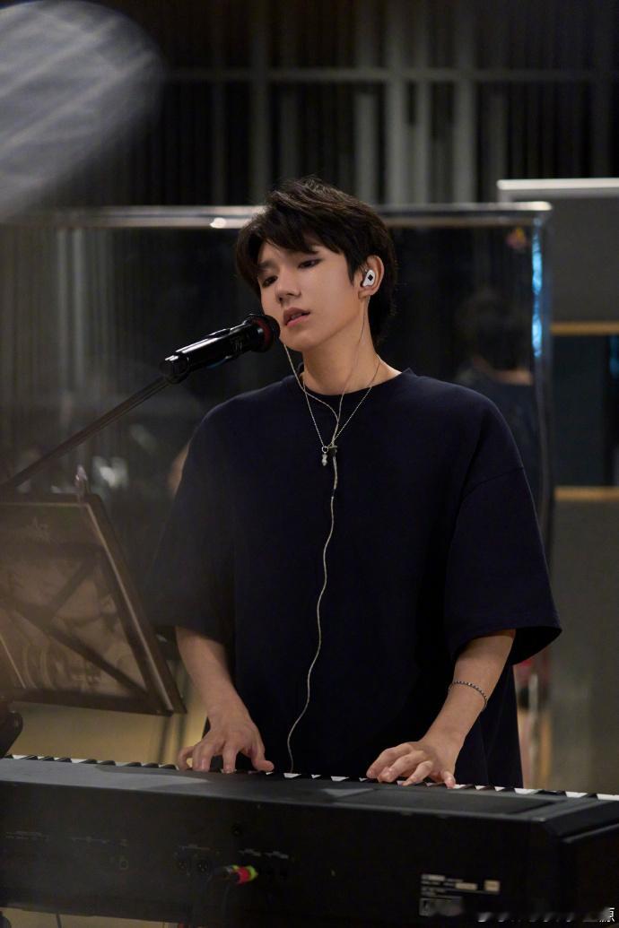 #王源剧透演唱会歌曲# 听说王源剧透了美妙的演唱会歌曲，广州的等待必将是值得的。