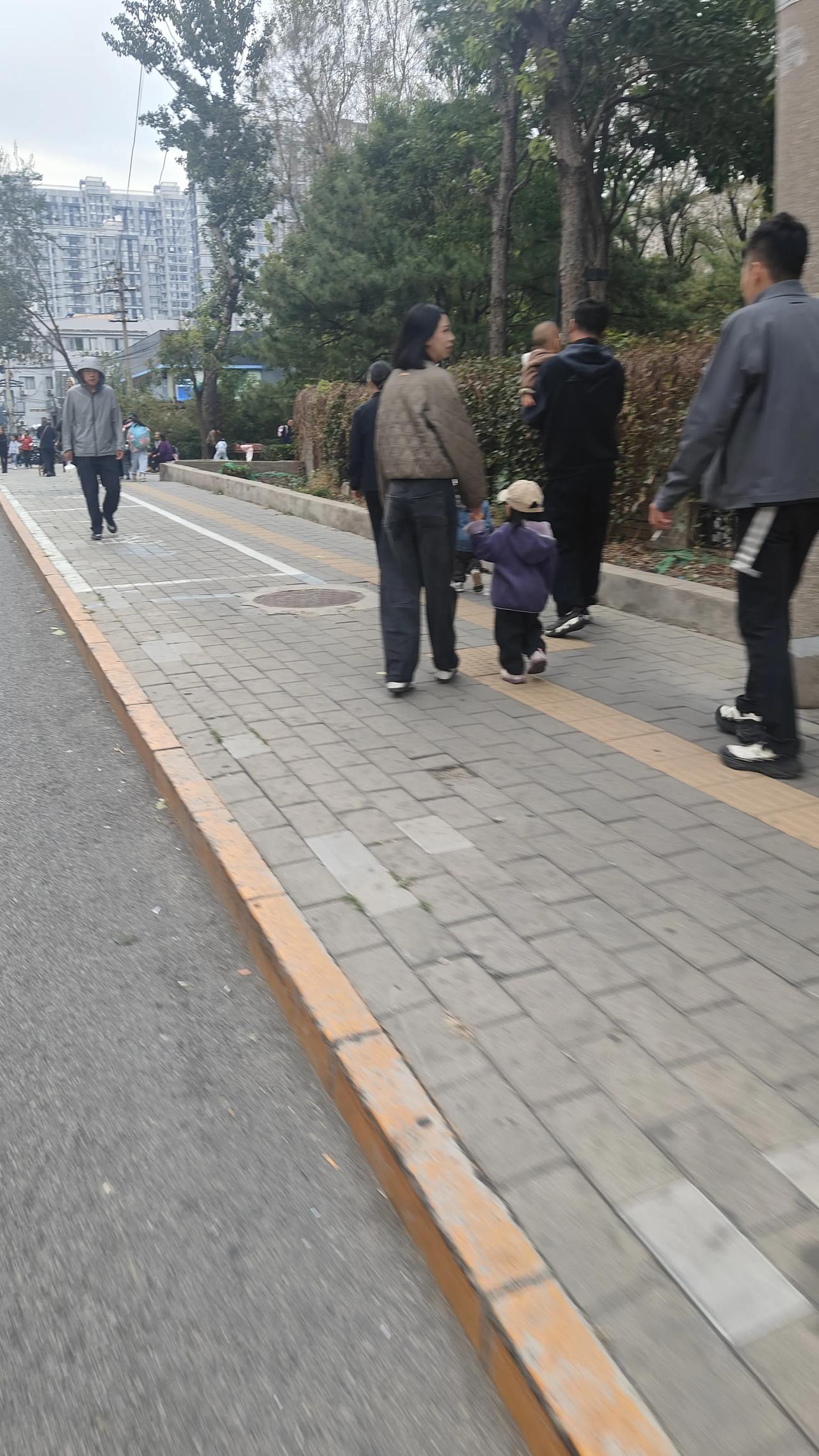 北京的十月，竟然有夏、 秋、冬三季？

今天下午外出购物，骑车去超市的路上，感觉