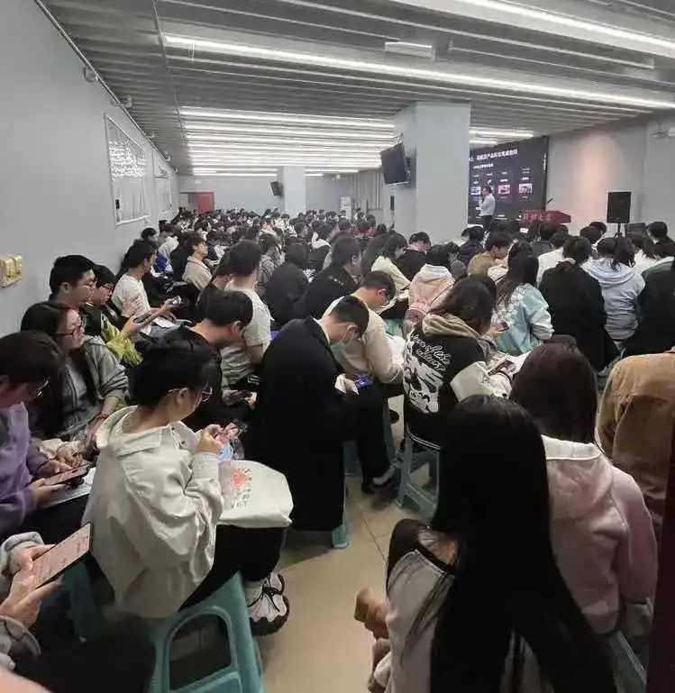 某单位门前挤满了前来求职面试的应届生。
问题是，僧多粥少，真正做到了百里挑一。