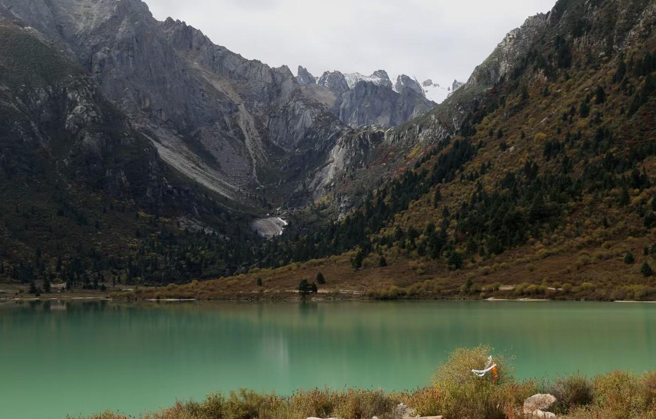 四驱发力，淌溪水，过硬石，踏泥坑，沿着竹庆当真措硬核环湖。竹庆当真措并不是景区，