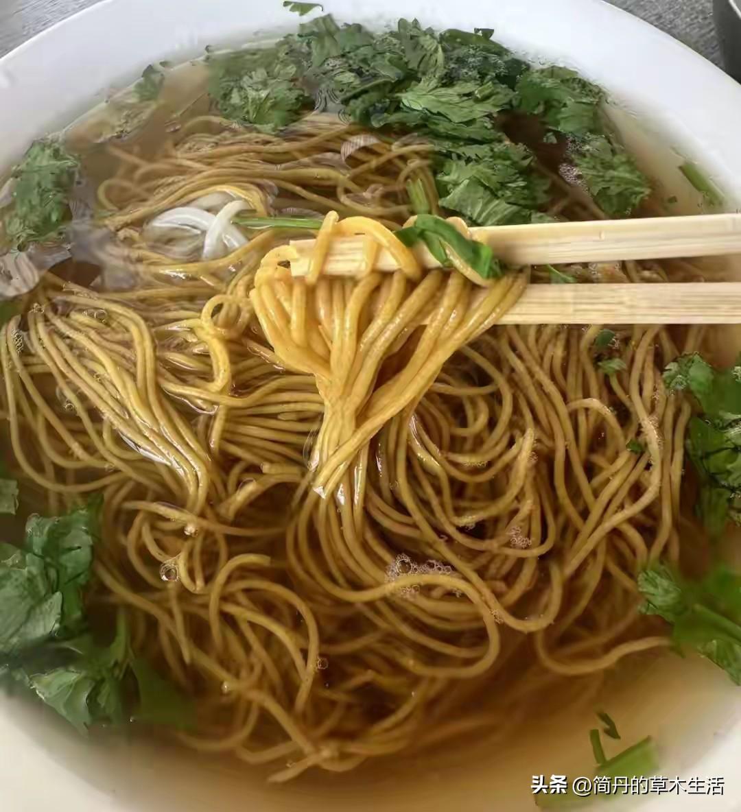 午饭在学校餐厅吃凉荞麦饸烙，味道不错，很怀旧。

想起从前和同事下乡招生，恰逢乡