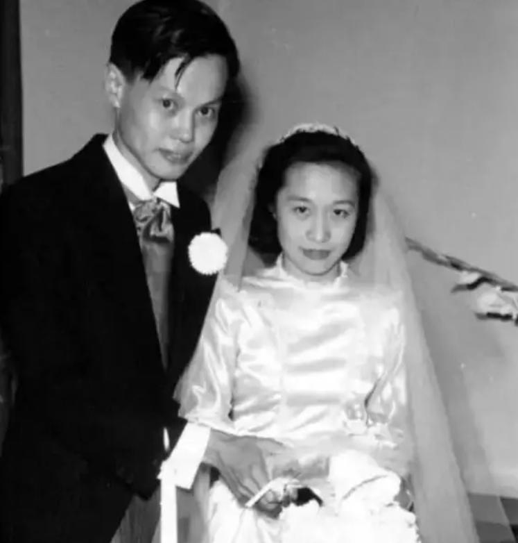 一直以为杨振宁只有两段感情，就是杜致礼和翁帆，没想到在杜致礼之前，他还有一段初恋