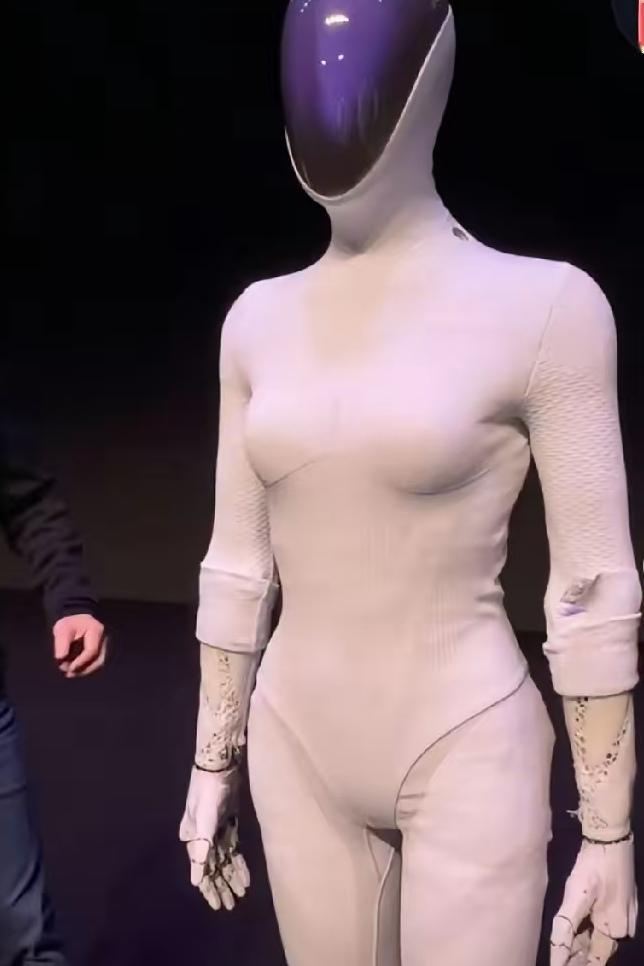 昨天小鹏的机器人亮相。很多人在质疑。说里面就是一个人。逼着小鹏剪开了机器人。
哇