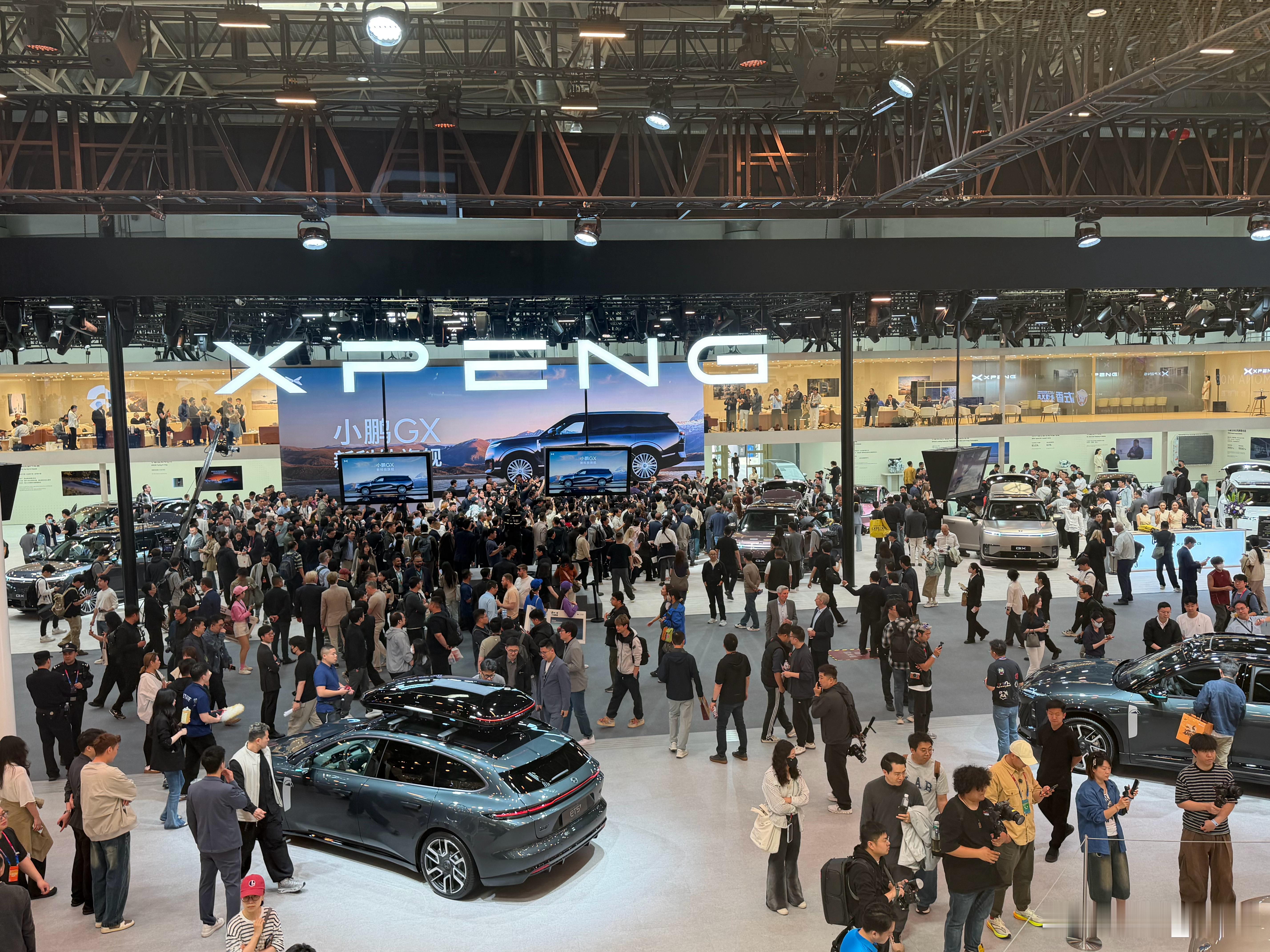 雷总在哪，人群就在哪，看看这人气2026北京车展