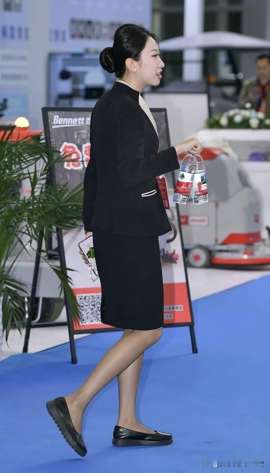 职场女性风采，优雅行走在展会现场