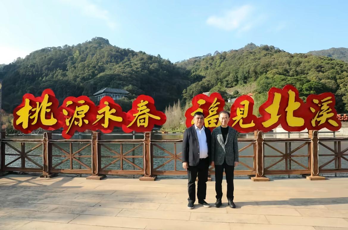 王健林马年首次考察，去了福建永春。当地碧水青山、花雨满山，一派春色。

考察途中