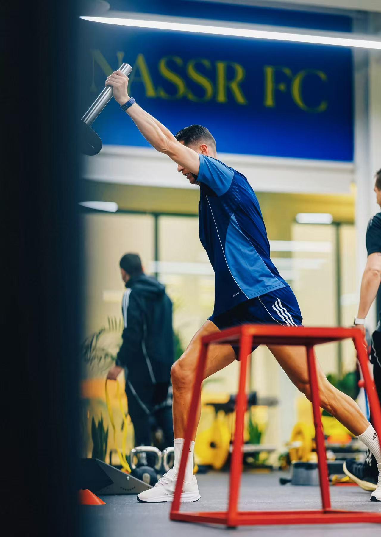 C罗，顶级神锋的绝佳跑位。一会说乘坐私人飞机远离中东，一会说留在沙特接受室内康复