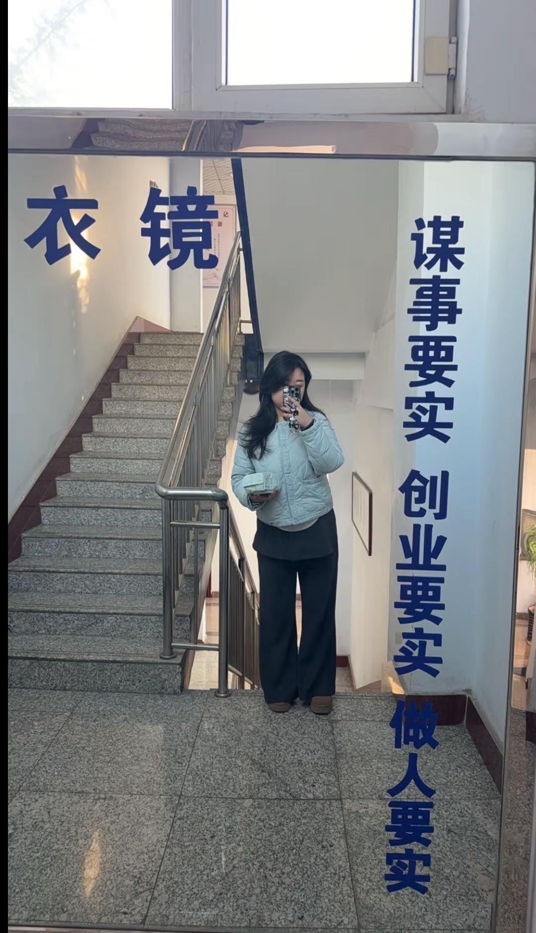 我喜欢淡淡的生活 淡淡的情绪 淡淡的心情 和简略的语言 就像雨滴落在地面 没有任