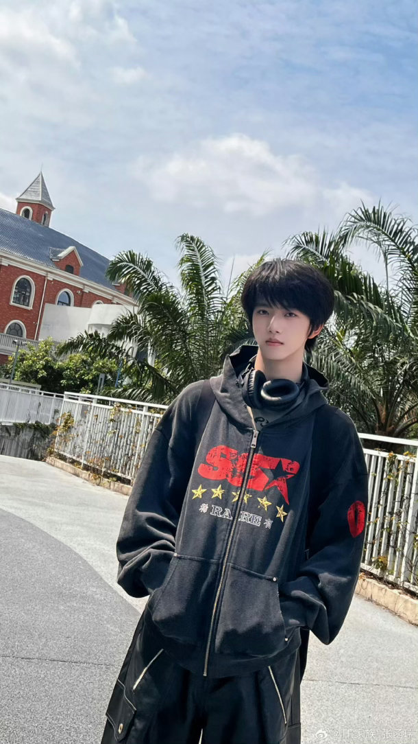 张函瑞新歌bridge不愧四代实力主唱，情绪衔接极致丝滑，细腻嗓音唱出少年赤诚，