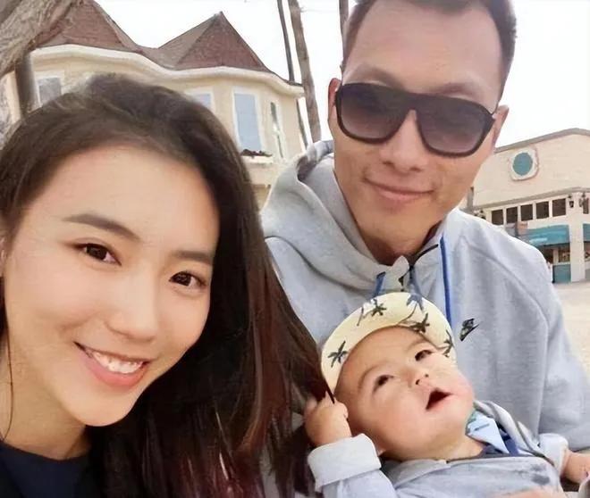 易建联的老婆是巴西足球宝贝，长相大气耐看，还给他生了一个儿子，但是终究家花比不上