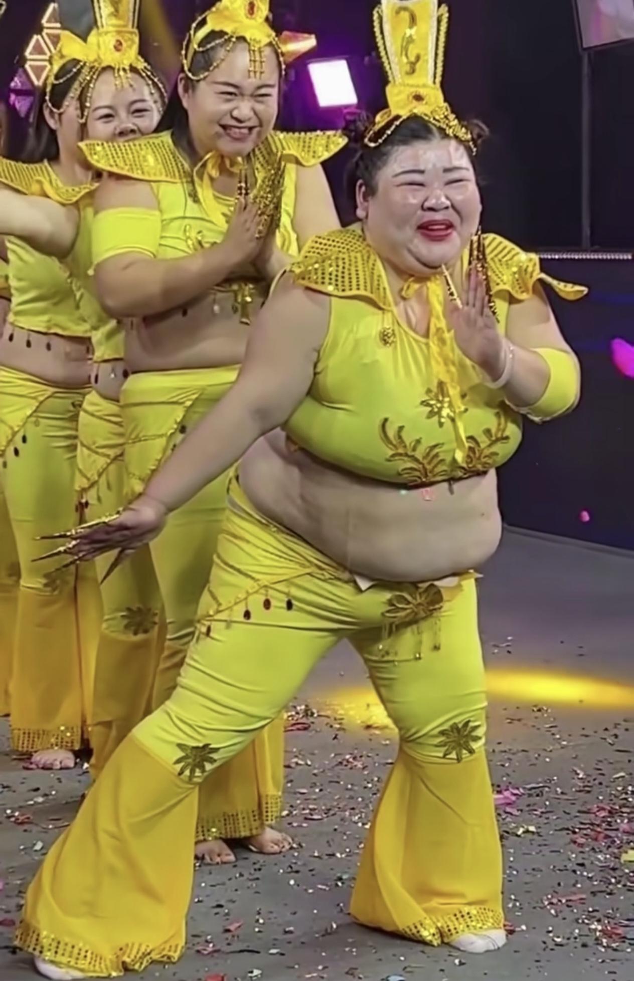 舞蹈的魅力
一边是天蓬元帅下凡
一边是嫦娥姐姐下凡
就看你的审美标准了……
[呲