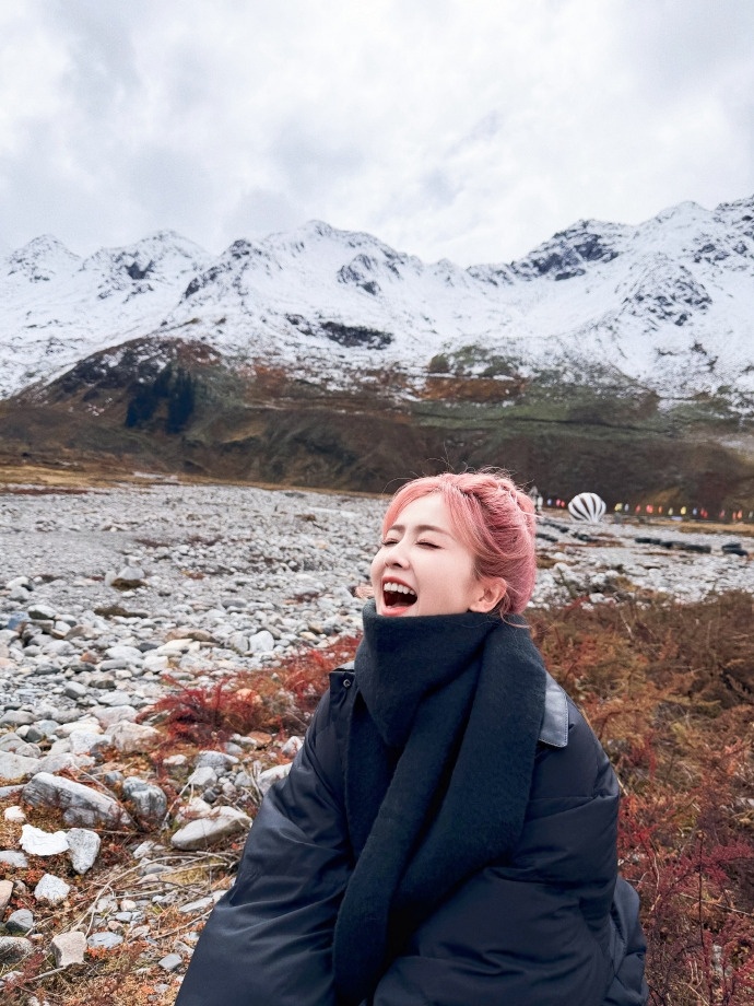 白鹿晒西藏明信片 ​​​​白鹿晒西藏明信片，点击查收白鹿新鲜自拍，西藏风景下的可