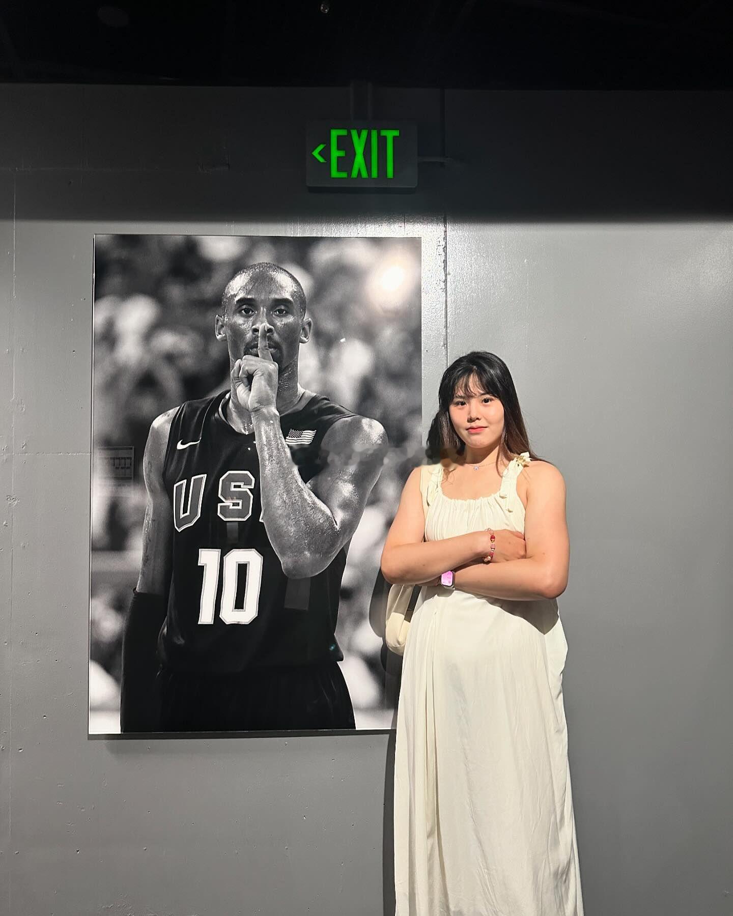 李月汝与科比经典海报合照：Love Los Angeles ❤️今日进行的一场W