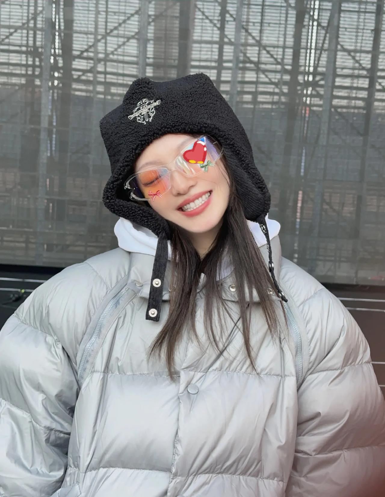 张韶涵晒节日美照，一身穿搭时尚又减龄。一个张韶涵，一个王心凌，这是逆生长吗？都不