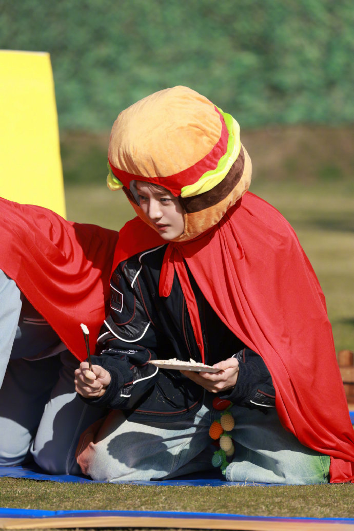 鹿晗小鹿羊奶摊一日摊主 鹿晗汉堡头套红披风 鹿晗小鹿羊奶摊一日摊主，鹿晗汉堡头套