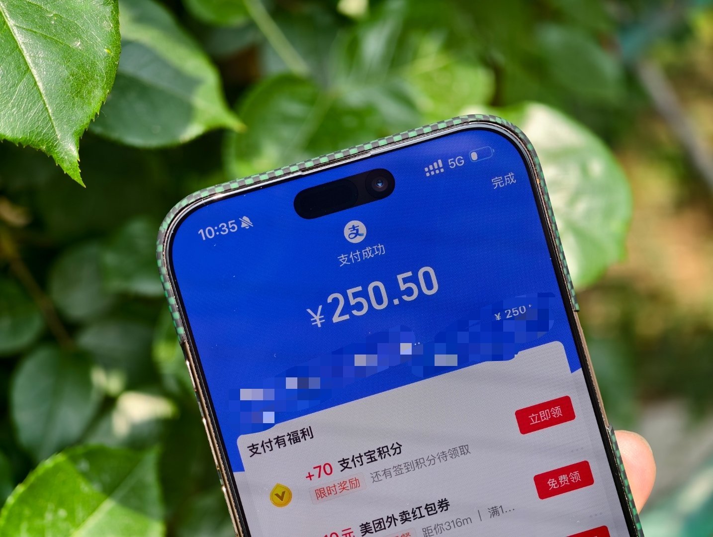 靠，刚才买点吃的，结账时营业员都笑了。还好差了五毛钱，不然真成 250 了[跪了