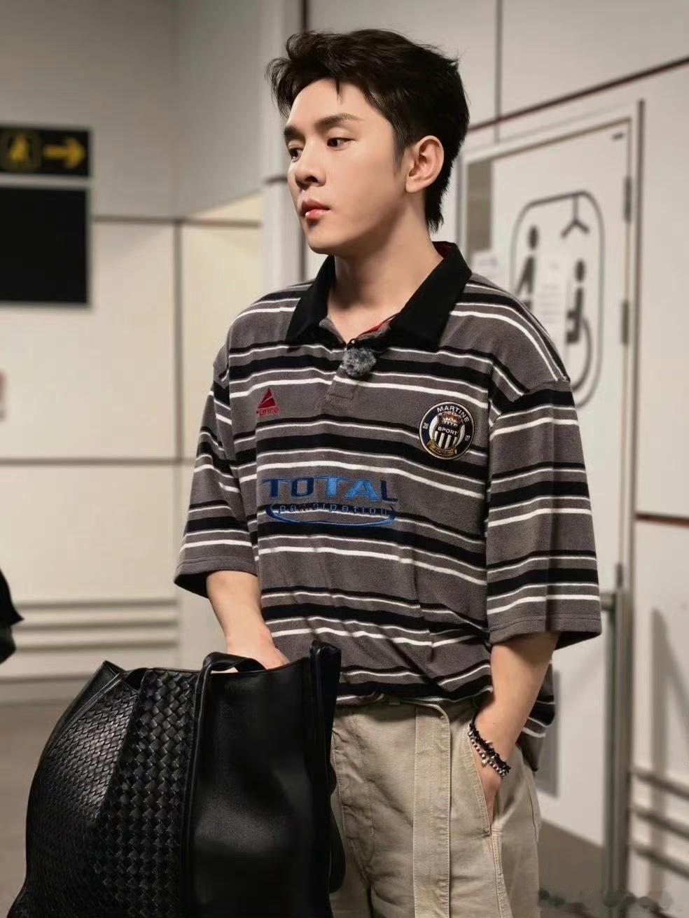 李佳琦打开手机运动步数过万 李佳琦这就是高精力人吗我坐着看这段视频的功夫，李佳琦